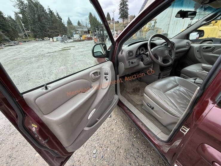 2002-chrysler-town-&-country-image-31