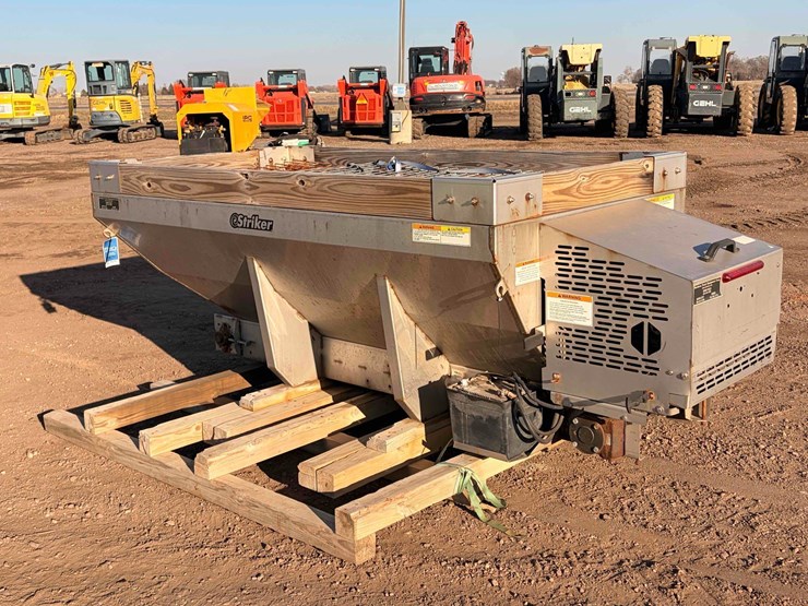 western-striker-pickup-box-salt-spreader-image-4