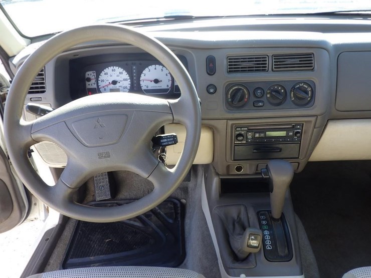 2003-mitsubishi-montero-image-9