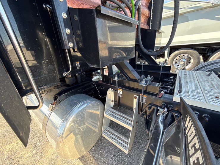 peterbilt-579-image-27