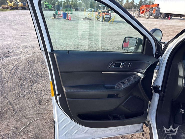 2015-ford-explorer-image-10