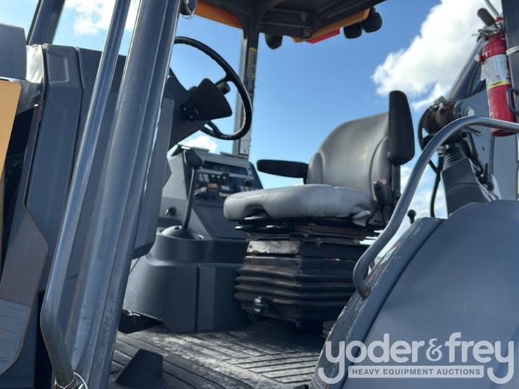 2019-deere-310l-image-41