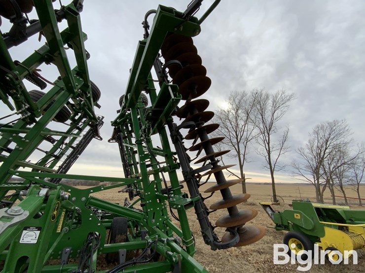 2019-john-deere-33-image-13