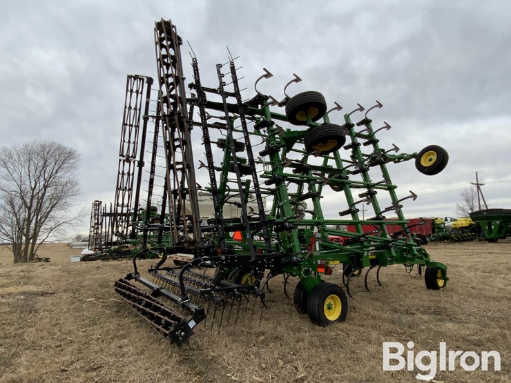 2019-john-deere-2330-image-5