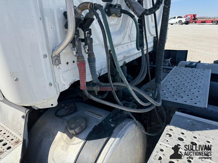 2015-freightliner-cascadia-113-image-19