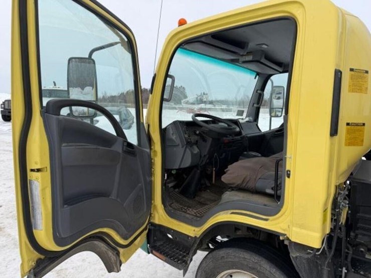 2022-isuzu-nrr-image-21