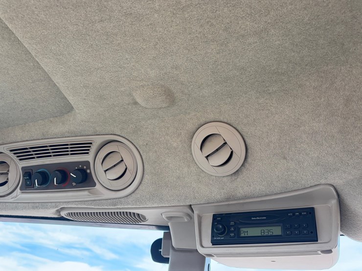 2009-john-deere-5083e-image-19