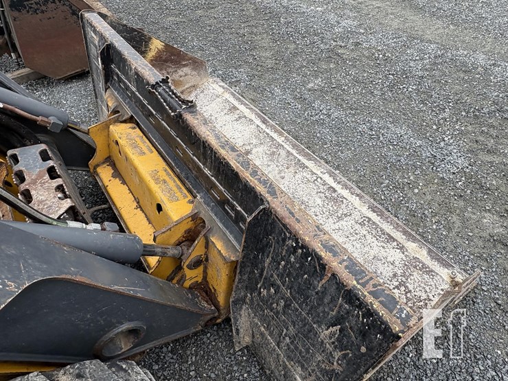 2015-deere-326e-image-11