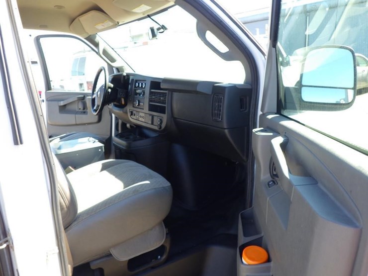 2018-chevrolet-express-2500-image-6