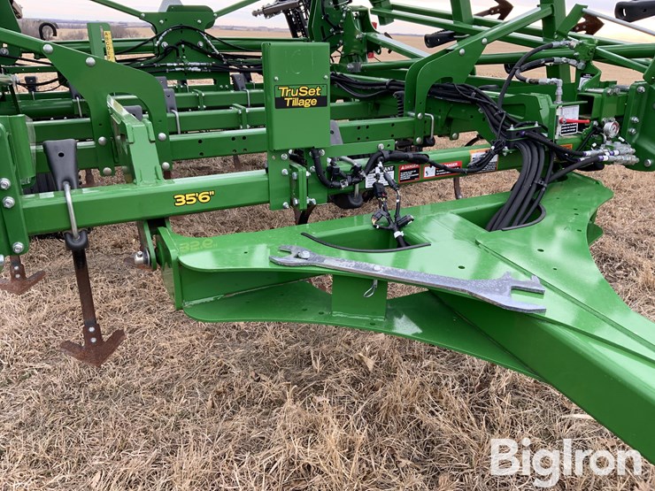2019-john-deere-2330-image-9