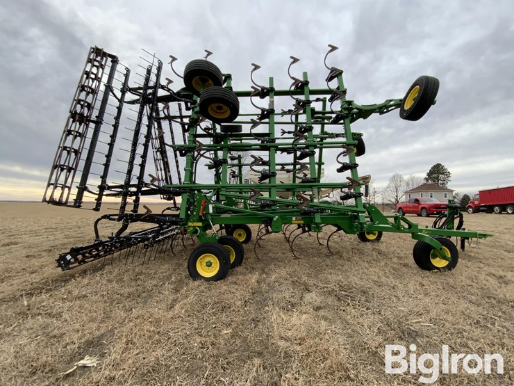 2019-john-deere-2330-image-4