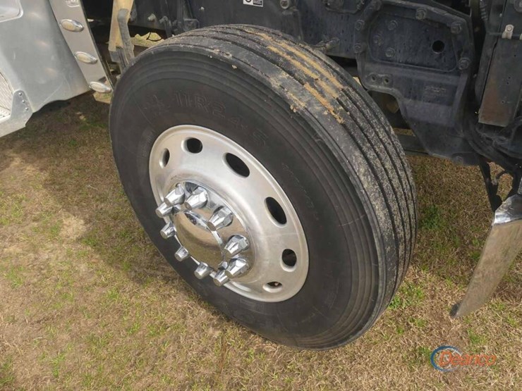 2019-peterbilt-389-image-12