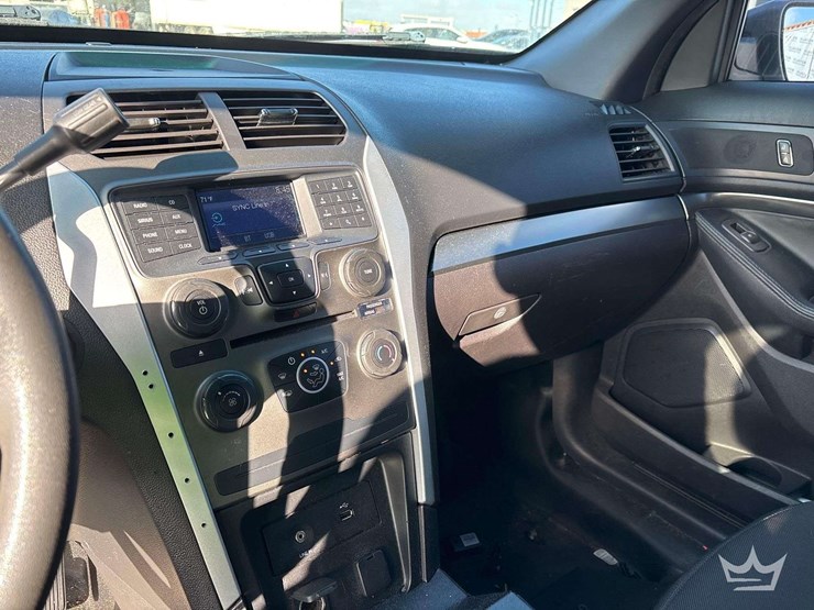 2016-ford-explorer-image-40