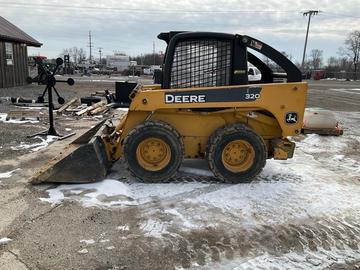 2004-john-deere-320-image-2