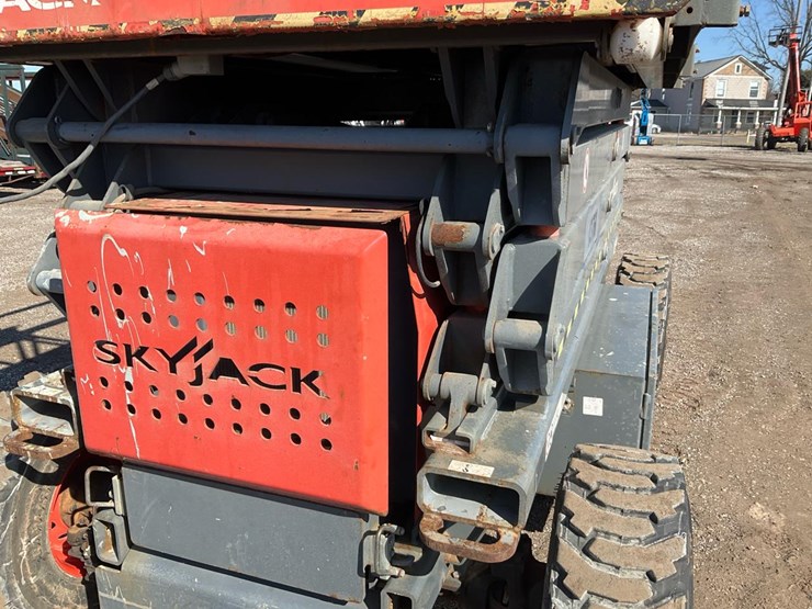 2015-skyjack-sj7135rt-image-10