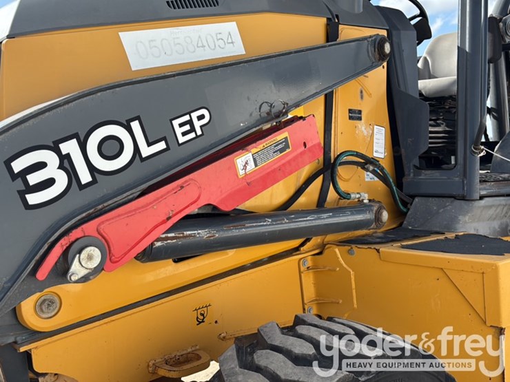 2019-deere-310l-image-23