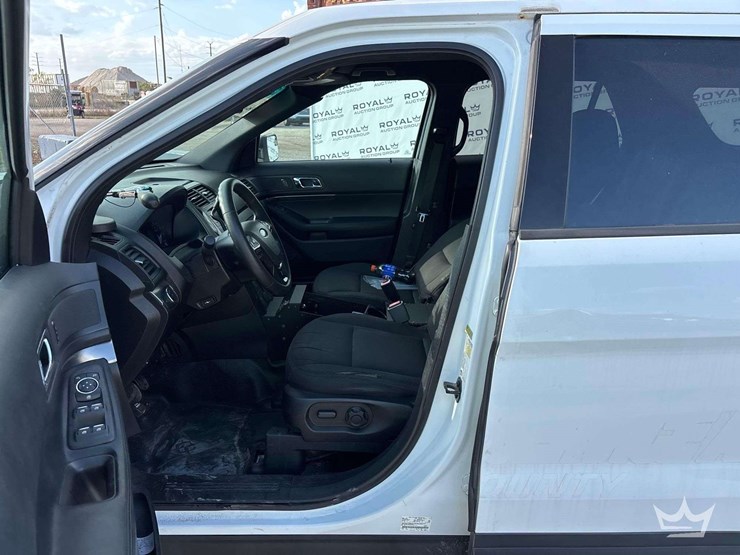 2016-ford-explorer-image-12