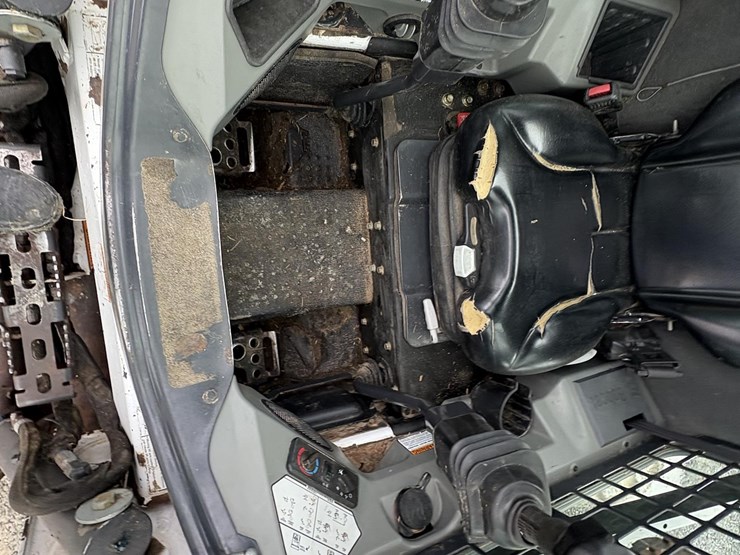 2014-bobcat-s590-image-13