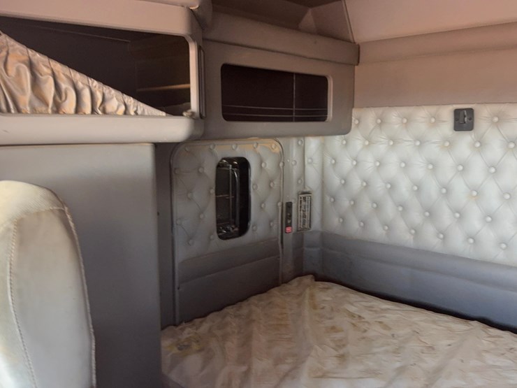 2004-kenworth-w900-image-44