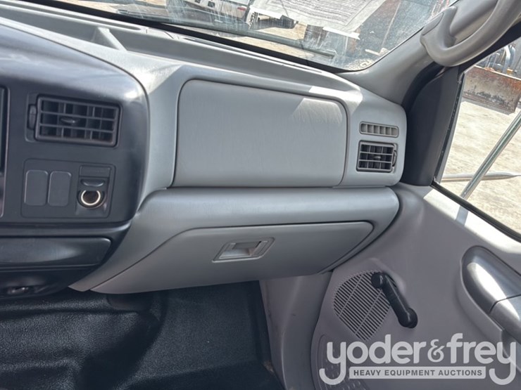 2009-ford-750-image-48