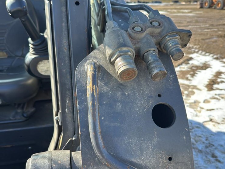 2011-new-holland-c238-image-35