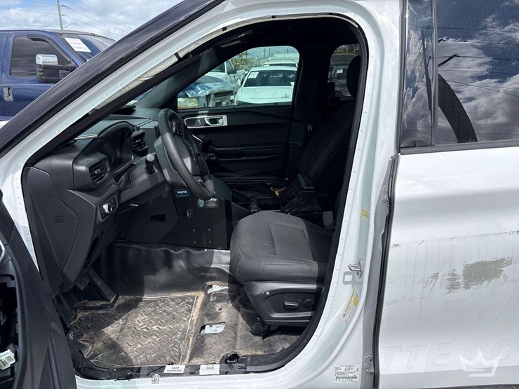 2020-ford-explorer-image-12