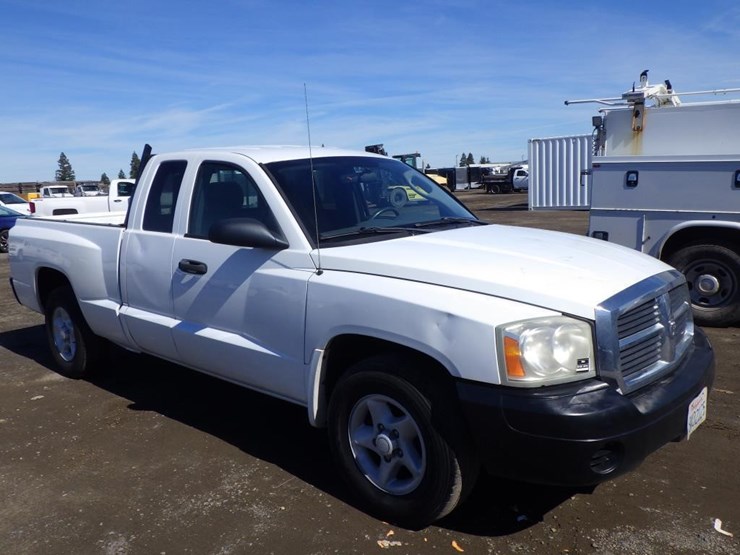 2005-dodge-dakota-image-2