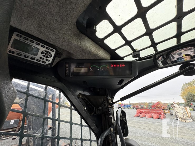 2015-deere-326e-image-15