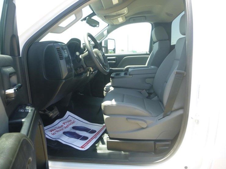 2023-chevrolet-silverado-5500hd-image-11