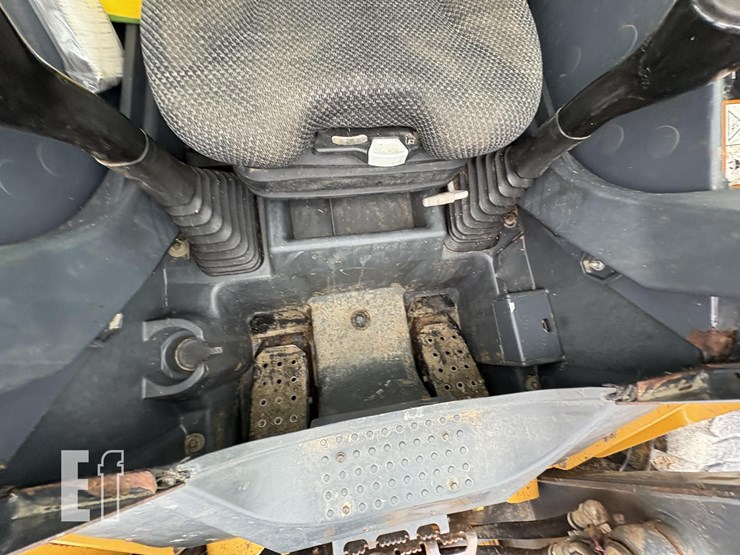 2015-deere-326e-image-13