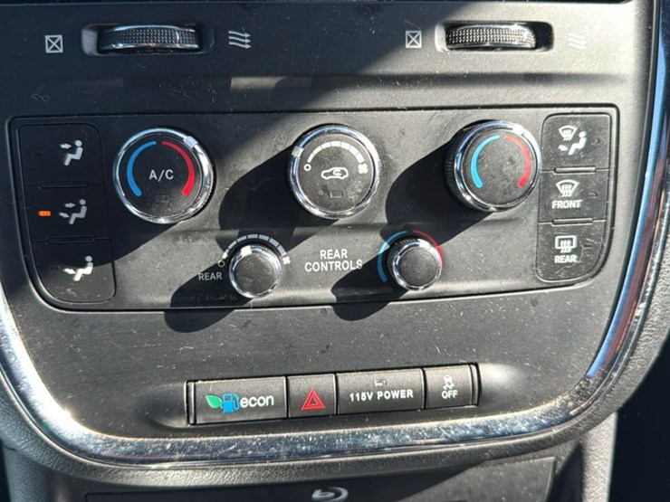 2015-dodge-grand-caravan-sxt-image-25