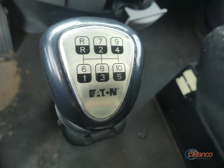 2017-peterbilt-567-image-22