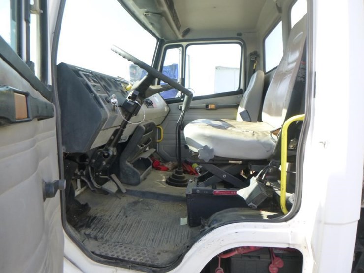 2000-freightliner-fl70-image-17