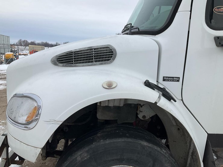 2005-freightliner-m2-106-image-15