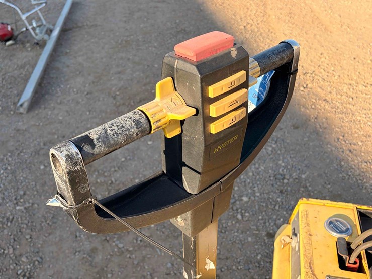 hyster-w40t-walk-behind-electric-pallet-jack-image-6