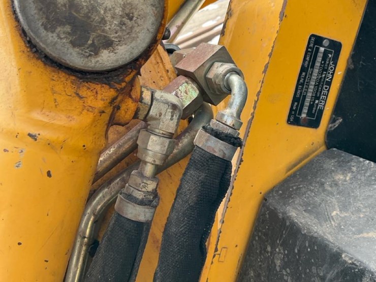 2004-john-deere-320-image-56