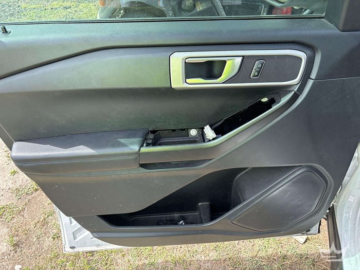 2020-ford-explorer-image-11