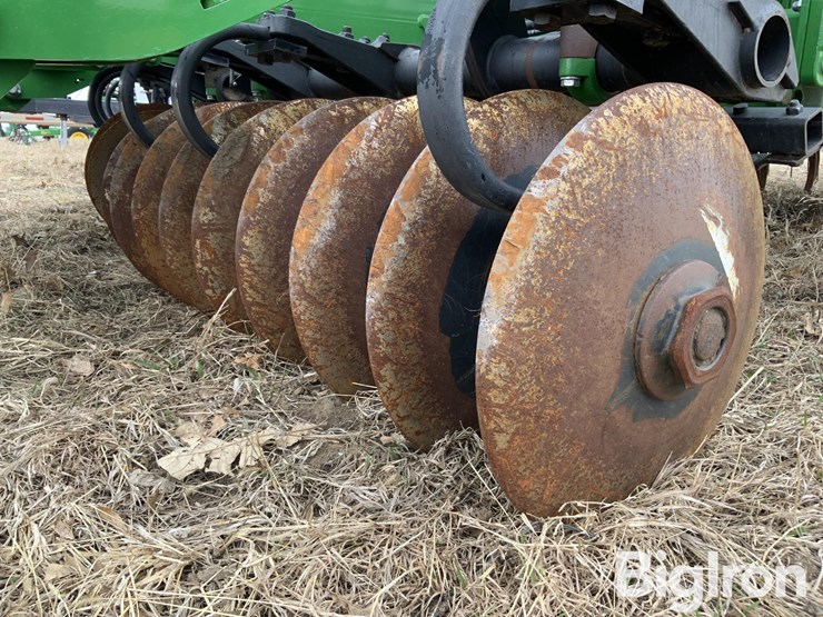 2019-john-deere-33-image-15