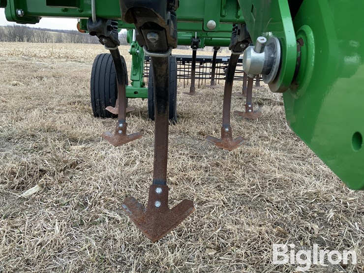 2019-john-deere-2330-image-13