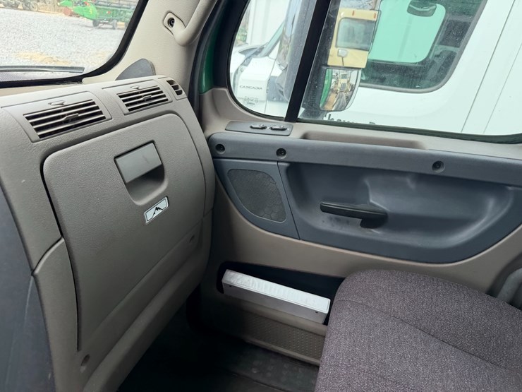 #40990-•-2019-freightliner-cascadia-s/a-daycab-truck-tractor-vin:-3akjgbdv5ksks6034-image-70