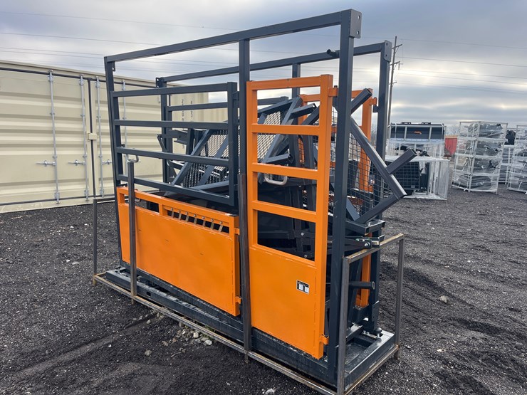 #5025-•-new-land-honor-10-ft-squeeze-chute-image-1