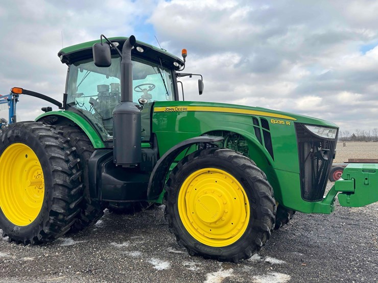 2013-john-deere-8235r-image-23