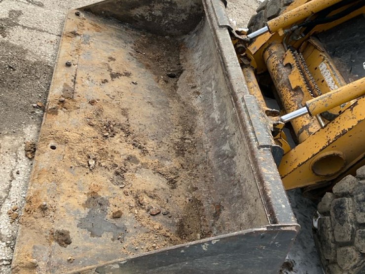 2004-john-deere-320-image-32