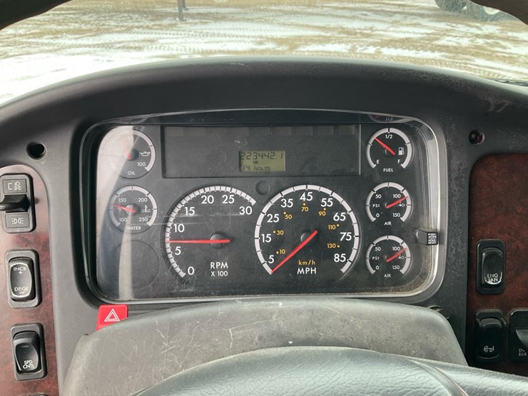 2005-freightliner-m2-106-image-86