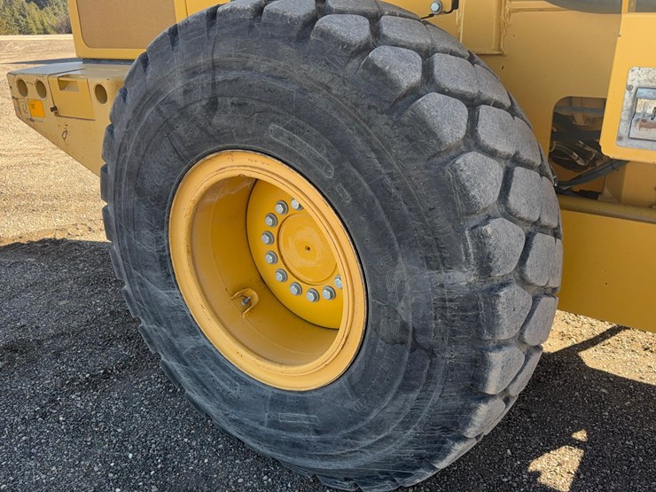 2011-deere-524k-image-22