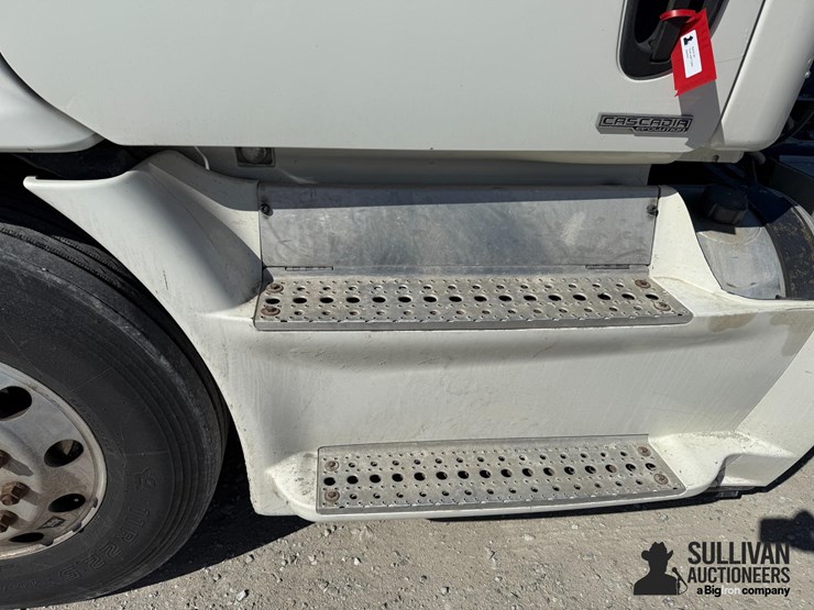 2015-freightliner-cascadia-113-image-15