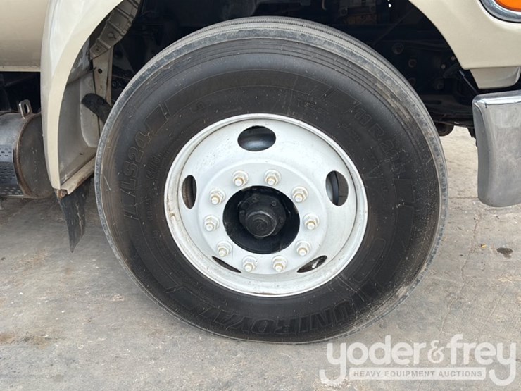 2009-ford-750-image-14