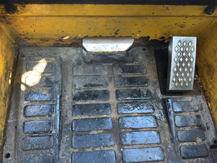 2011-new-holland-c238-image-31