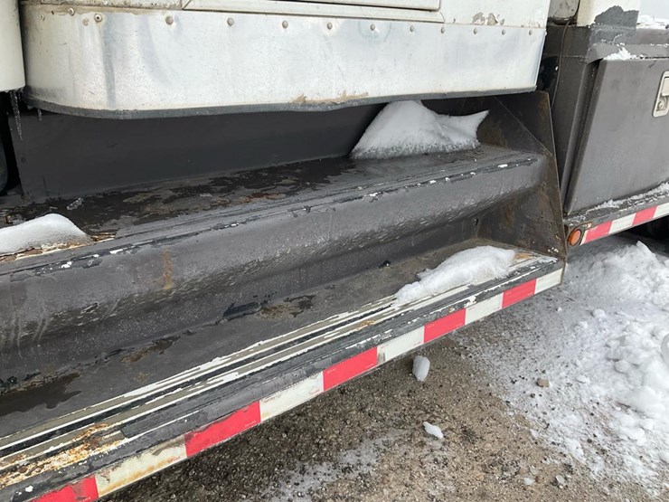 2005-freightliner-m2-106-image-19