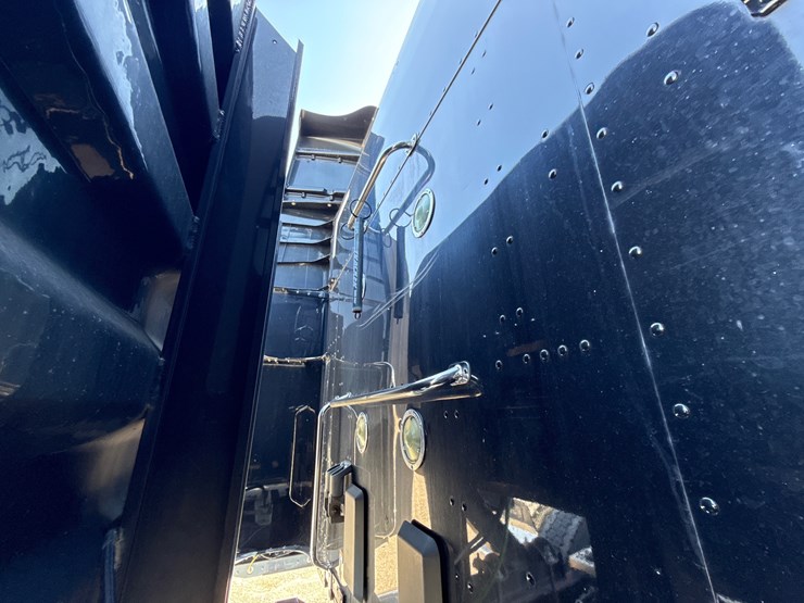 peterbilt-579-image-17